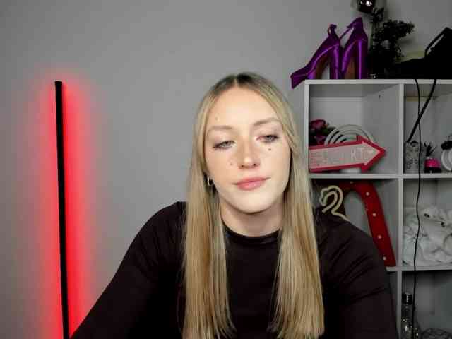 Model: EvelynBlond26