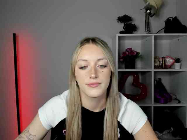 EvelynBlond26 webcam