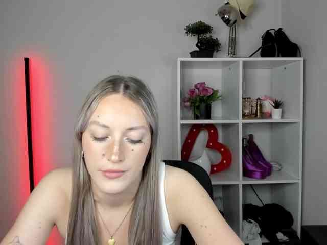 EvelynBlond26 webcam