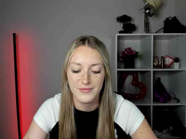EvelynBlond26 webcam
