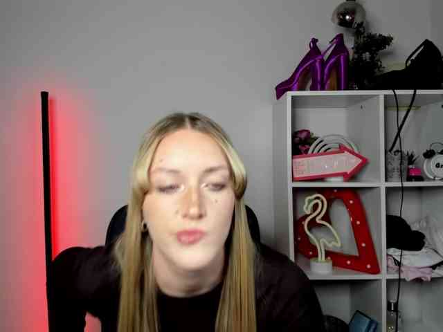 EvelynBlond26 webcam
