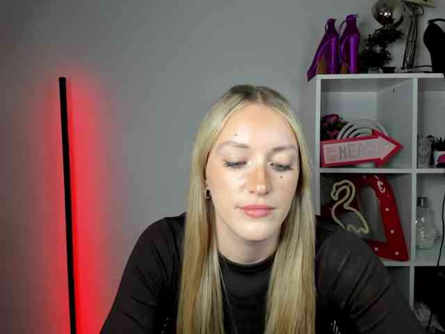 EvelynBlond26 webcam