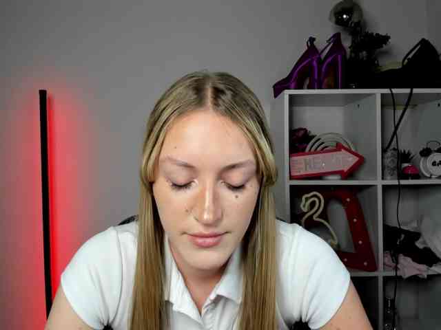 EvelynBlond26 webcam