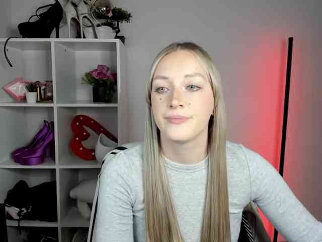 EvelynBlond26 webcam