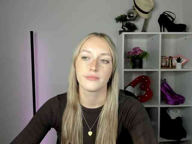 EvelynBlond26 webcam