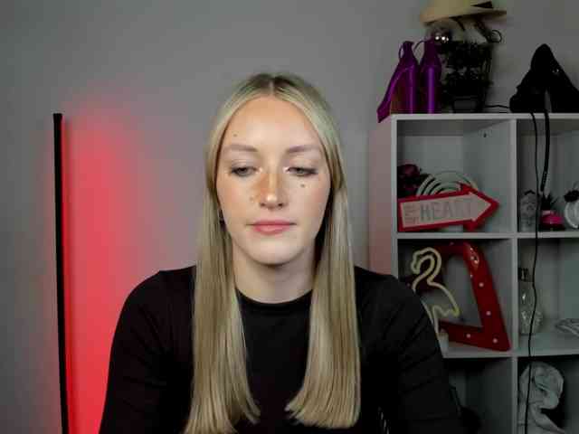 EvelynBlond26 webcam