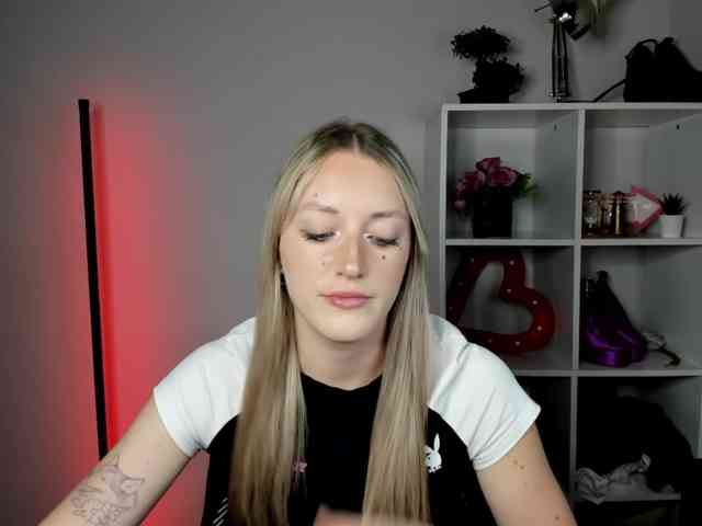 EvelynBlond26 webcam