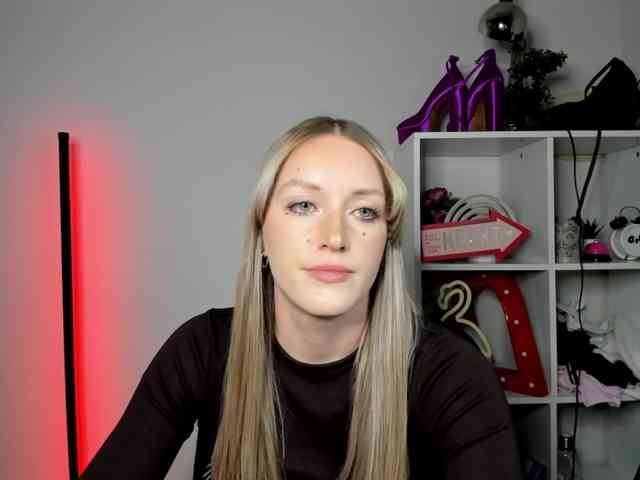 EvelynBlond26 webcam
