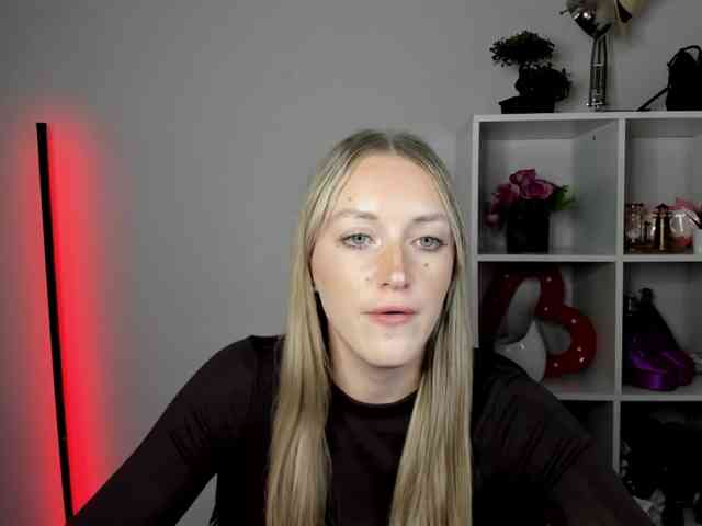 EvelynBlond26 webcam