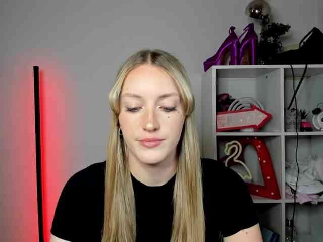 EvelynBlond26 webcam