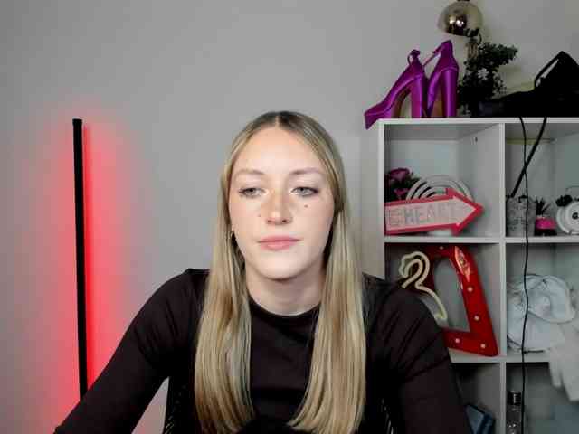 EvelynBlond26 webcam