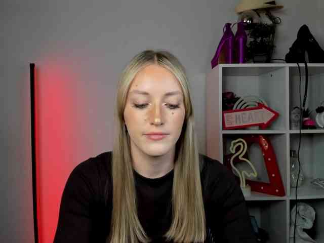 EvelynBlond26 webcam