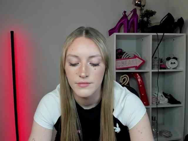 EvelynBlond26 webcam