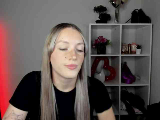 EvelynBlond26 webcam