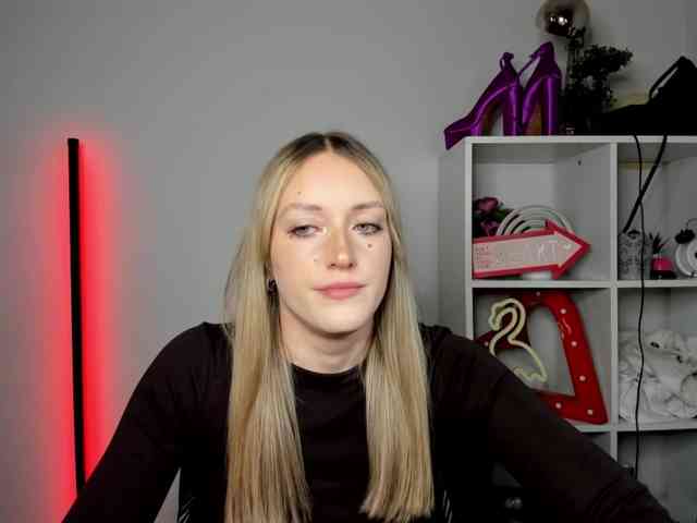 EvelynBlond26 webcam