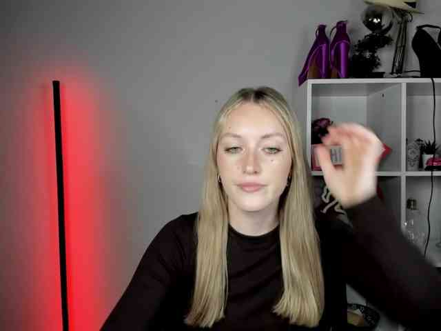 EvelynBlond26 webcam