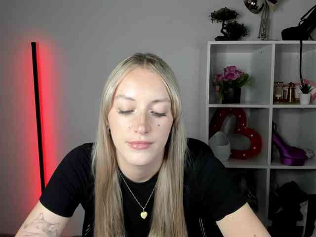 EvelynBlond26 webcam