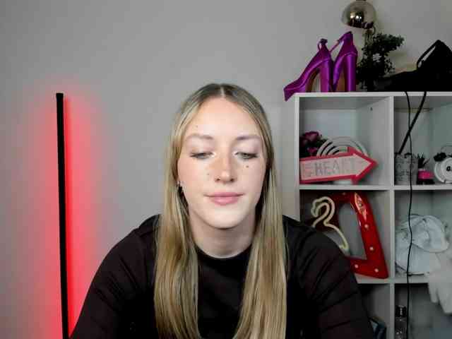 EvelynBlond26 webcam