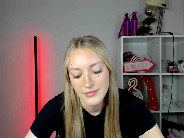 EvelynBlond26 webcam