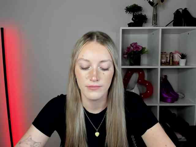 evelynblond26's live room