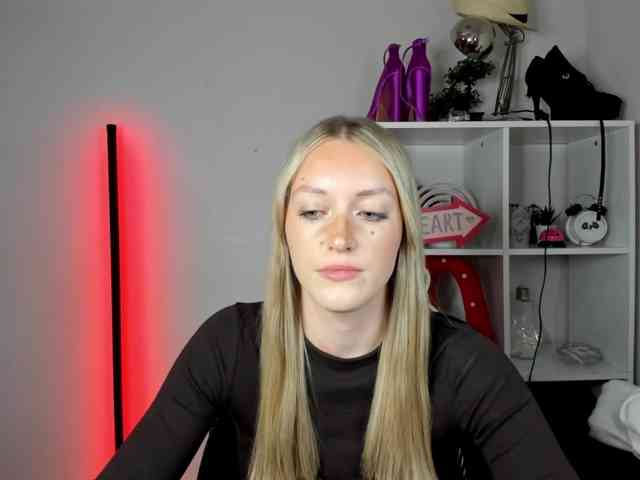EvelynBlond26 webcam