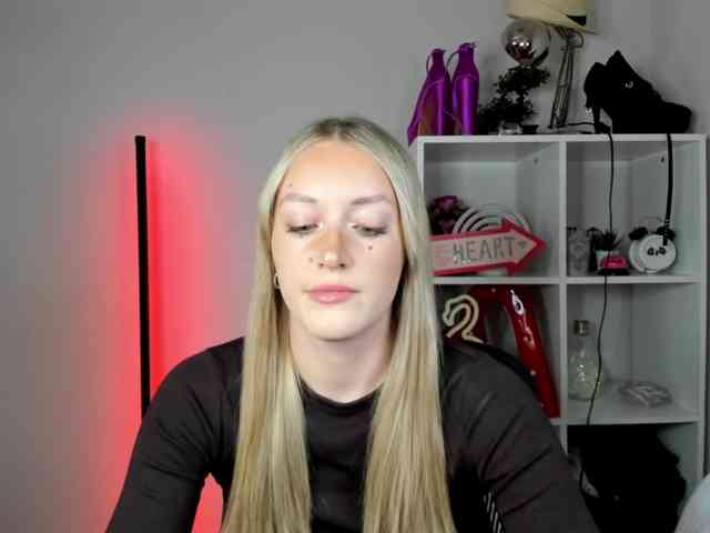 Model: EvelynBlond26
