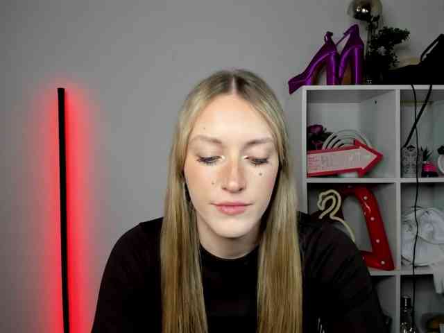 EvelynBlond26 webcam