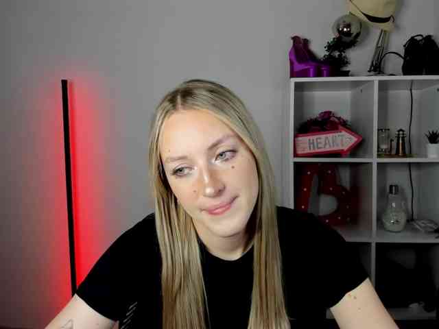 EvelynBlond26 webcam