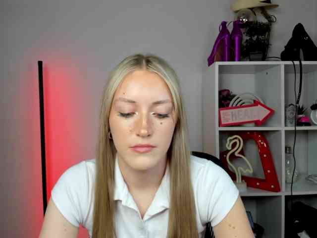EvelynBlond26 webcam