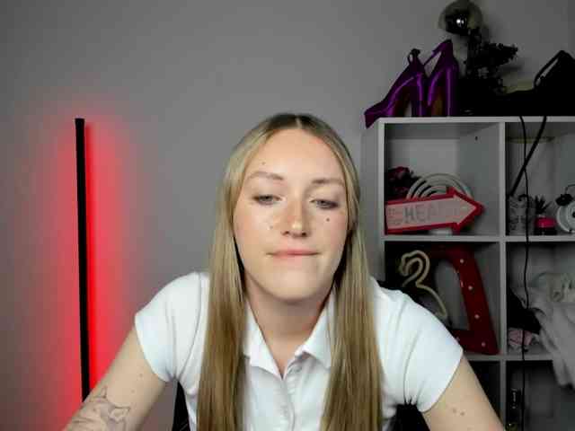 EvelynBlond26 webcam