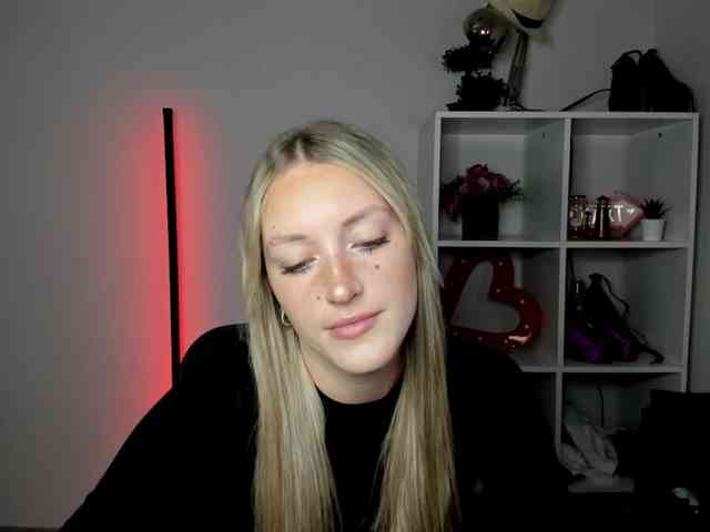 EvelynBlond26 webcam