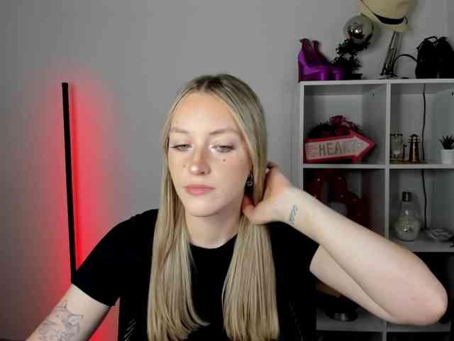 Model: EvelynBlond26