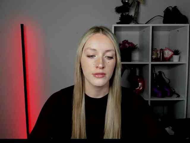 Model: EvelynBlond26