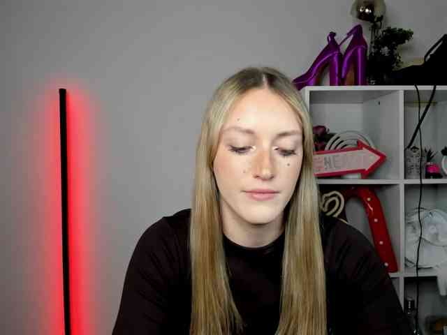 EvelynBlond26 webcam