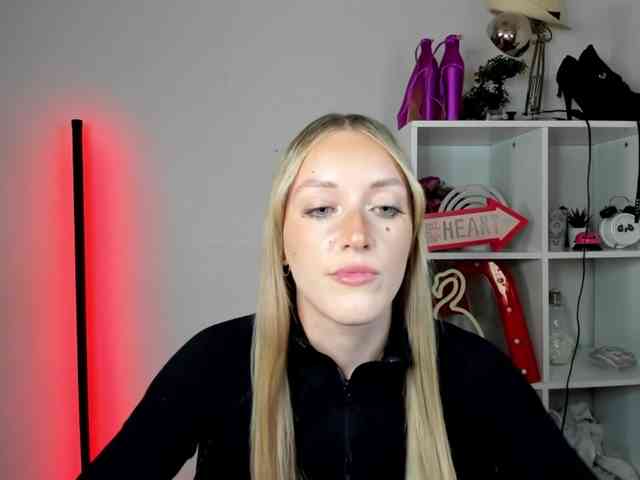 EvelynBlond26 webcam