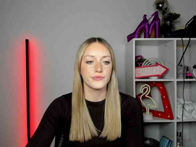 EvelynBlond26 webcam