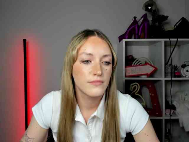EvelynBlond26 webcam