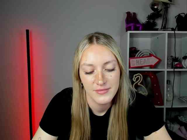 EvelynBlond26 webcam