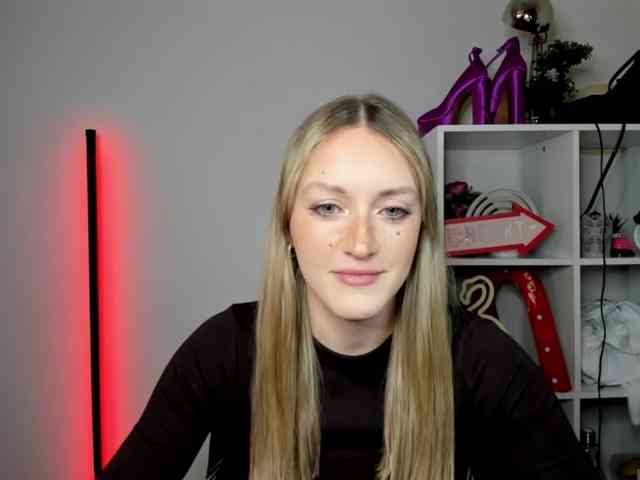 EvelynBlond26 webcam