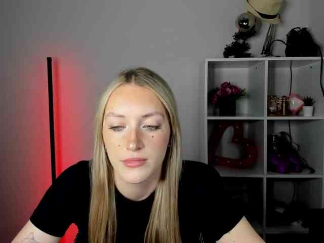EvelynBlond26 webcam