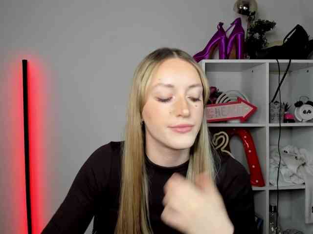 EvelynBlond26 webcam