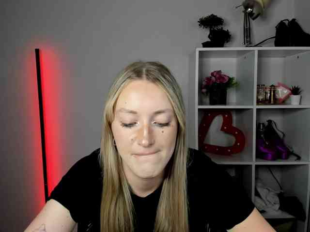 EvelynBlond26 webcam