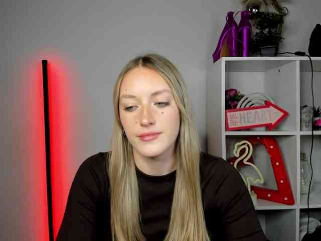 EvelynBlond26 webcam