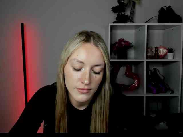 EvelynBlond26 webcam