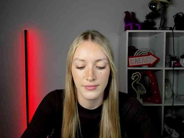 EvelynBlond26 webcam