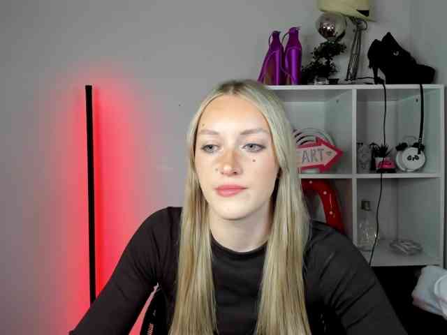 EvelynBlond26 webcam