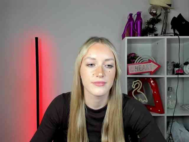 EvelynBlond26 webcam