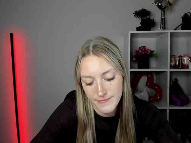 EvelynBlond26 webcam