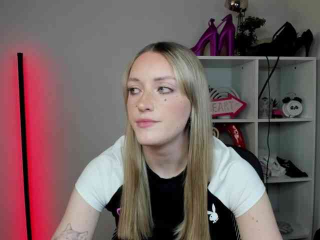 EvelynBlond26 webcam