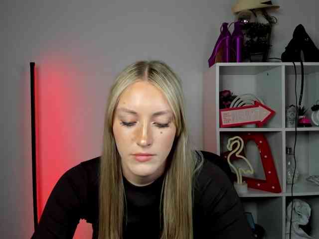EvelynBlond26 webcam